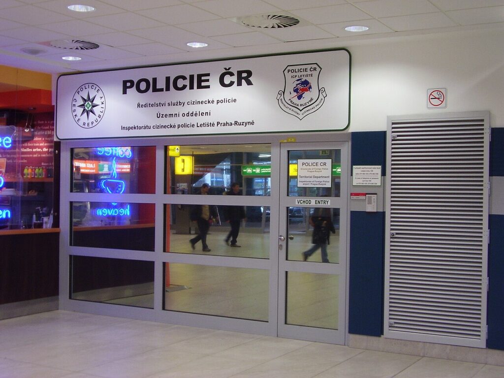 Vstup do kanceláře cizinecké policie v Terminálu 1 Letiště Václava Havla Praha